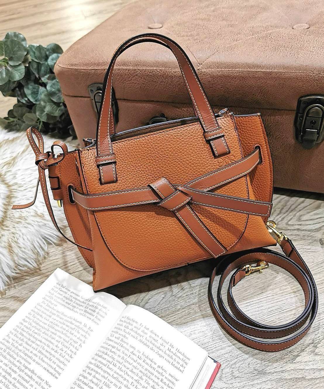 VIP 】LOEWE HANDBAG VIP GIFT WITH PURCHASE (GWP) กระเป๋าถือหรือสะพาย รุ่น Limited จาก LOEWE DUTYFREE วัสดุ Calfskin หนังแท้รูปทรงอานม้าสวยอยู่ทรงด้านหน้าตกแต่งด้วยสายหนัง (Belt) ประดับอะไหล่แบรนด์สีทองรูปกลอนประตูด้านข้างเป็น Signature ภายในโล่งกว้าง ใส่มื