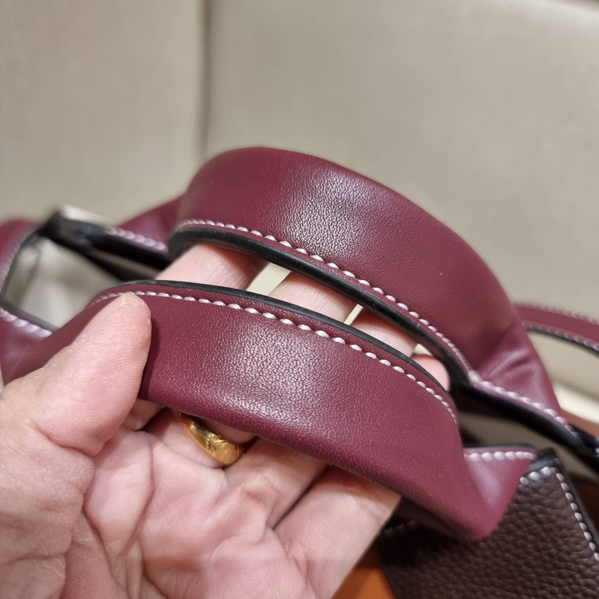 VIP 】LOEWE SURPLUS LEATHER WOVEN BASKET BAG IN CLASSIC CALFSKIN ใหม่ล่าสุดและสวยที่สุด กระเป๋าสะพานที่ถักทอด้วยความปราณีต โดดเด่นด้วยสีที่จับมาคอนทราสได้ลงตัว ใบใหญ่จุได้แบบเน้นๆ วัสดุหนังวัวแท้เต็มใบ หรูเลิศ ปากกระเป๋ามีสายหนังสำหรับผูกรวบปากกระเป๋า ภายใ