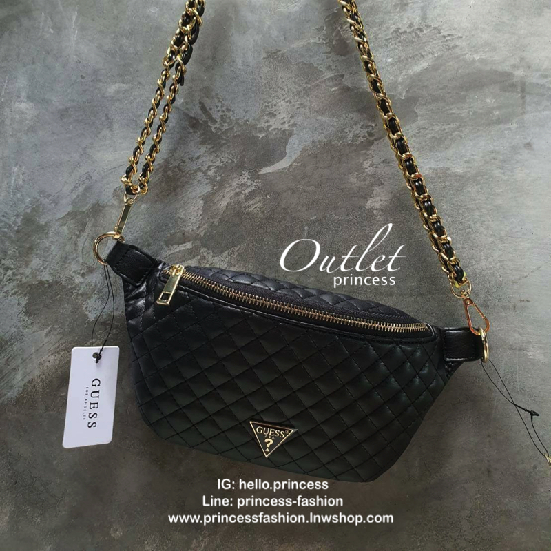 กระเป๋า Guess รุ่นนี้คาดเอว/คาดอก/สะพายข้างได้ครบทุกฟังก์ชั่น ด้านหน้าหนังเป็นลายตาราง ติดโลโก้แบรนด์รูปสามเหลี่ยมด้านหน้า เปิดปิดด้วยซิปยาว ด้านในเป็นช่องกว้างมีช่องซิปด้านใน ตัวกระเป๋าด้านหลังเป็นหนังเรียบ รุ่นนี้มีสายสะพายมา 2 เส้น เส้นแรกเป็นสายหนังปร