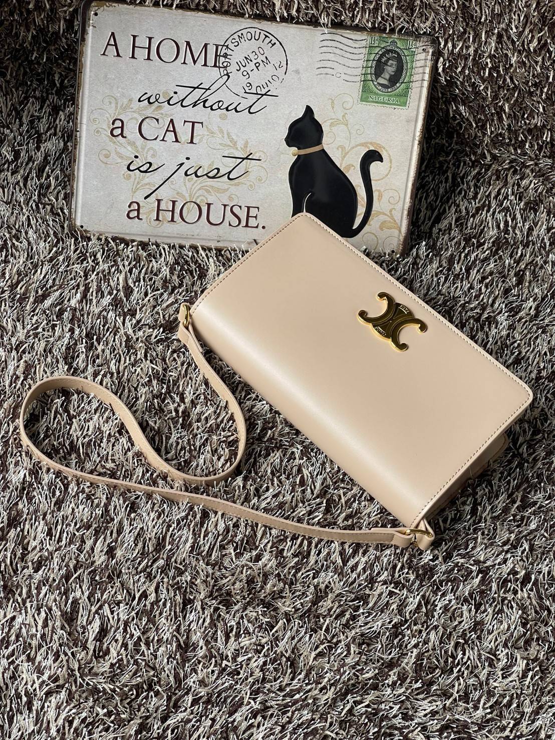 CELINE TRAPEZE TRIOMPHE BAG ดีไซน์เรียบหรู Timeless โดดเด่นมีเอกลักษณ์ ใช้ได้หลายโอกาส แมทช์กับการแต่งตัวง่าย จึงครองใจสาว ๆ ได้ไม่ยาก โดยเป็นกระเป๋าสะพายไหล่ที่อัดแน่นด้วยกลิ่นอายความคลาสสิกและหรูหราตามแบบฉบับของ Celine ด้านหน้าตกแต่งด้วยโลโก้สีทองโดดเด่