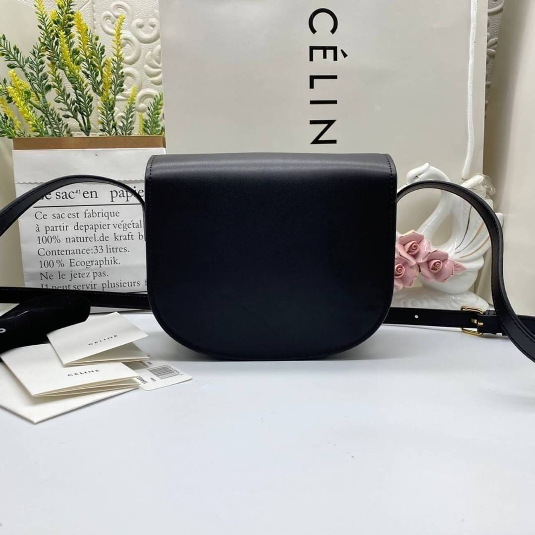 VIP 】CELINE FOLCO CUIR TRIOMPHE in Smooth Calfskin ใหม่ล่าสุดของแบรนด์CELINE ให้ลุคชิคแอนด์ชิล (GWP) พรีเมี่ยมกิ๊ฟ Limited Edition จาก CELINE PERFUME DUTY FREE COUNTER วัสดุหนังแท้ (Calfskin) ขนาดกระทัดรัด น้ำหนักเบา โดดเด่นด้วยดีไซน์โลโก้แบรนด์ที่ด้านหน้