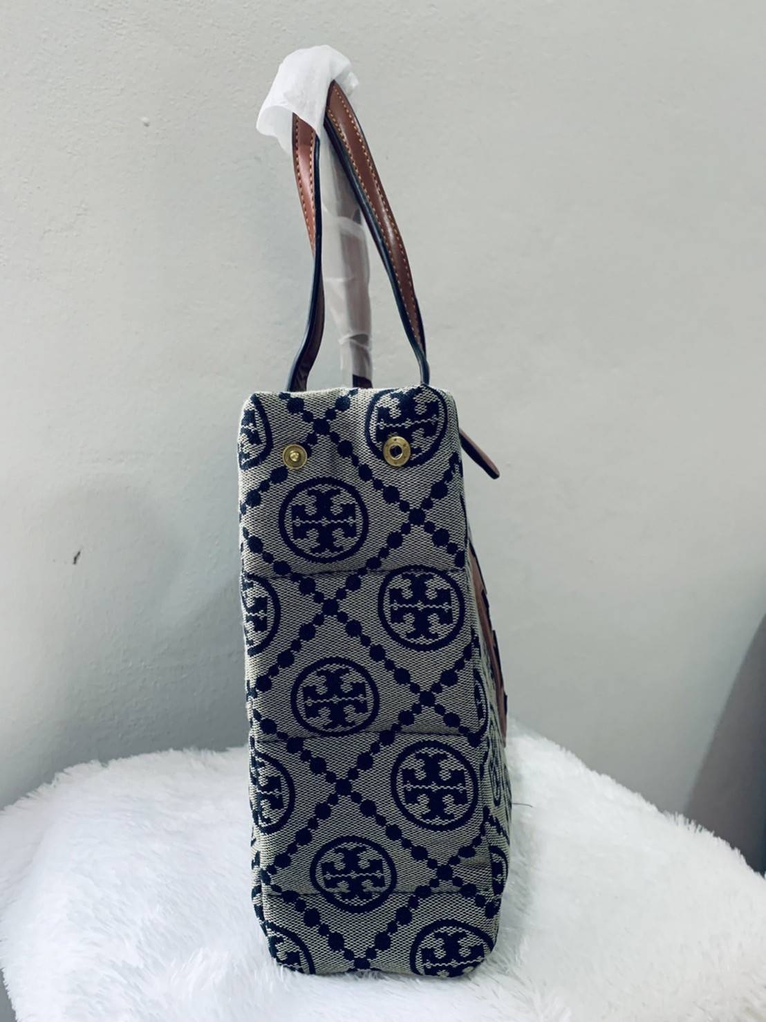 TORY BURCH MONOGRAM TOTE BAG กระเป๋าที่มีเอกลักษณ์เฉพาะตัว วัสดุผ้าแคนวาส Canvas ลวดลายโมโนแกรม เนื้อผ้าหนาสัมผัสนุ่ม โครงสร้างกระเป๋าวัสดุแข็งแรง