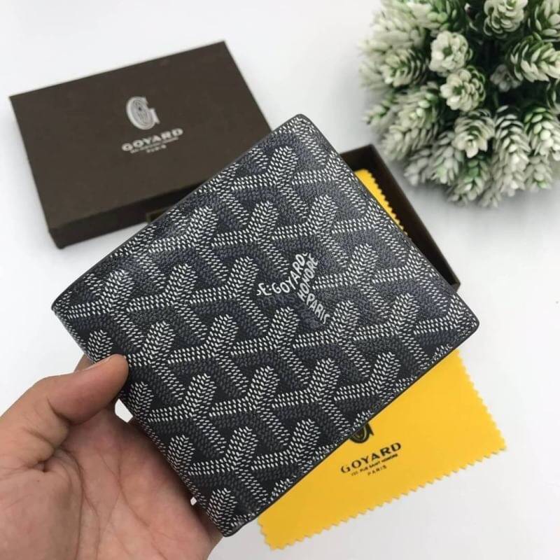VIP GIFT 】GOYARD Victoire Bifold Wallet กระเป๋าสตางค์ผู้ชายใบสั้น พร้อมส่ง 6 สี พร้อมกล่องสวยหรูน่าใช้มากค่ะ อีกรุ่นที่ยอดขายไม่เคยตก 🤑🤑 ใบจริงดูผู้ดี ดูแพง!! ภายในมีช่องใส่บัตรได้เยอะ ใส่ธนบัตรได้ทุกใบ ห้ามพลาดจร้าา!! ((รุ่นเดินด้ายโทนสีเ