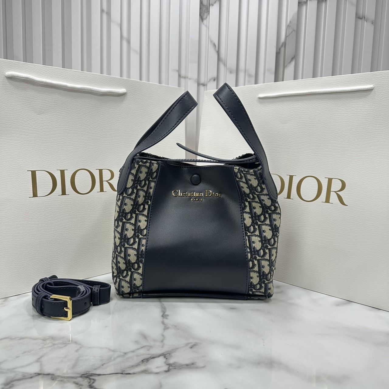 ORI หนังแท้ | DIOR Small Signature Bucket Bag / Dior bucket bag กระเป๋าทรงบัคเกตรุ่นใหม่ล่าสุด มาพร้อมกับการออกแบบที่โดดเด่น และสง่างาม เรียบหรูดูแพง มีรายละเอียดสุดวิจิตร