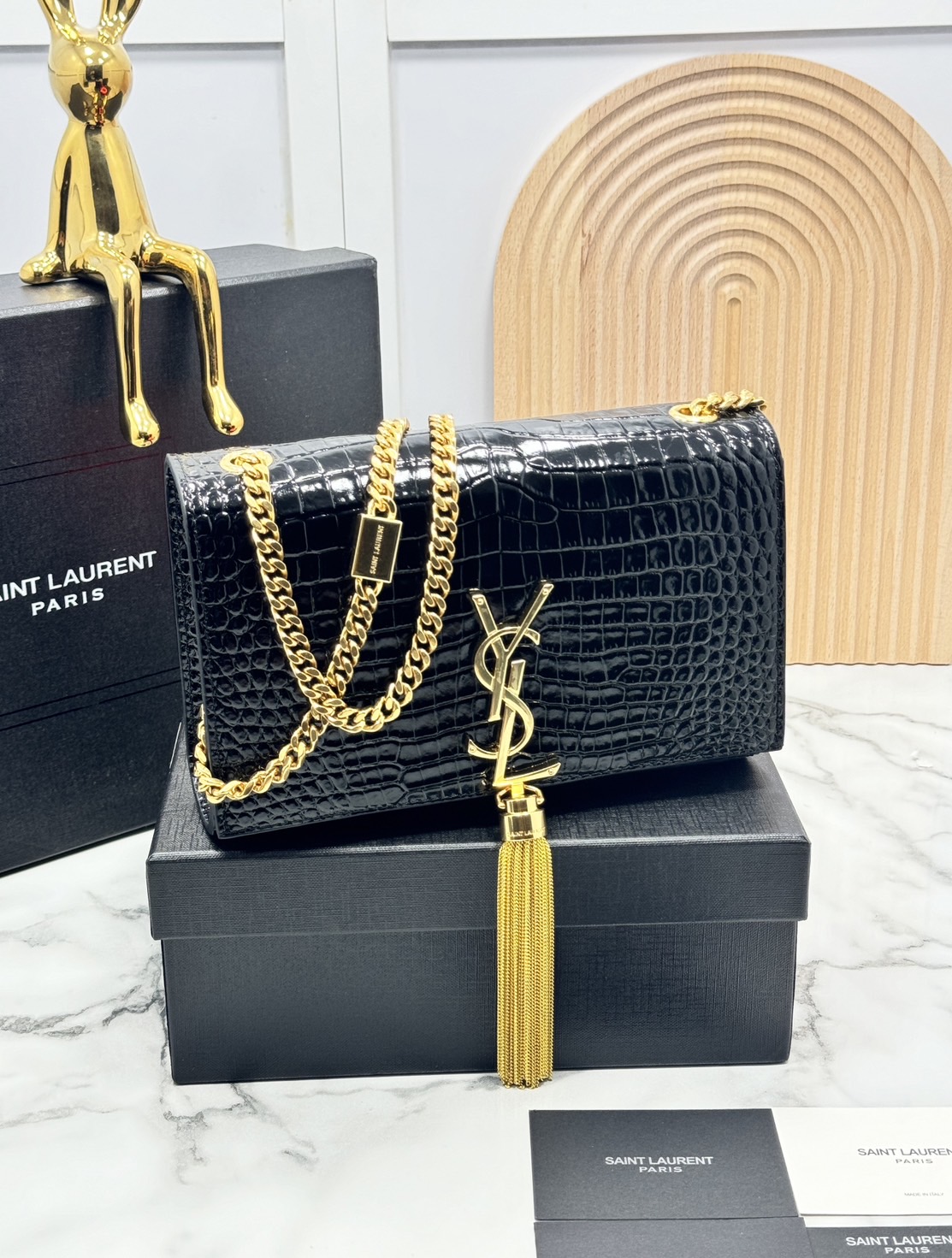 ORI หนังแท้ | 20cm Ysl Kate Croc Tassel Bag / YSL Woc Bag กระเป๋าสะพายทรง woc เรียบหรูดูแพงที่แท้จริง งานหนังลายจรเข้เต็มใบโดดเด่นด้วยโลโก้แบรนด์สุดหรู พร้อมพู่ห้อย รุ่นฮิตลอดกาลดูดีมีระดับ