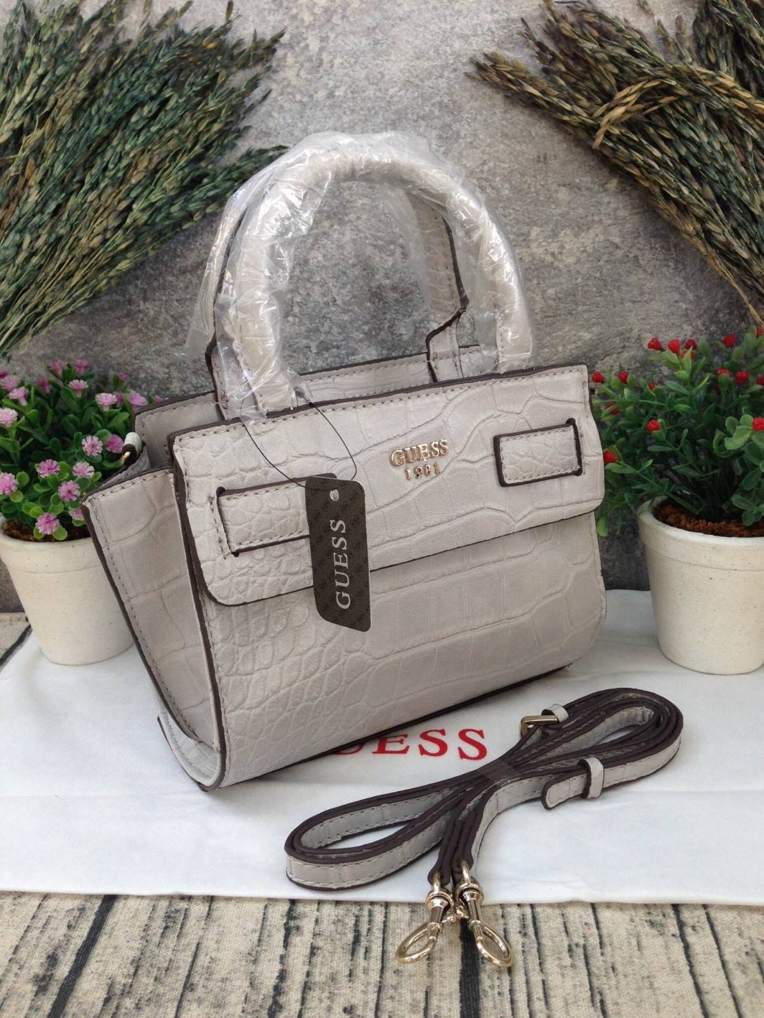 GUESS Cate Mini Series Crocodile New Collection!! กระเป๋าถือหรือสะพายลายหนังจระเข้สวยอยู่ทรง ดีไซน์หรูหรา เปิดปิดด้วยซิปคุณภาพดี ภายในโล่งจุพอประมาณ มีช่องซิปเล็กเปิดปิดง่าย ผ้าบุลายแบรนด์สวย สายสะพายปรับระดับได้ รุ่นนี้สวย หายาก ใช้ได้หลายโอกาสแน่นอน สาว