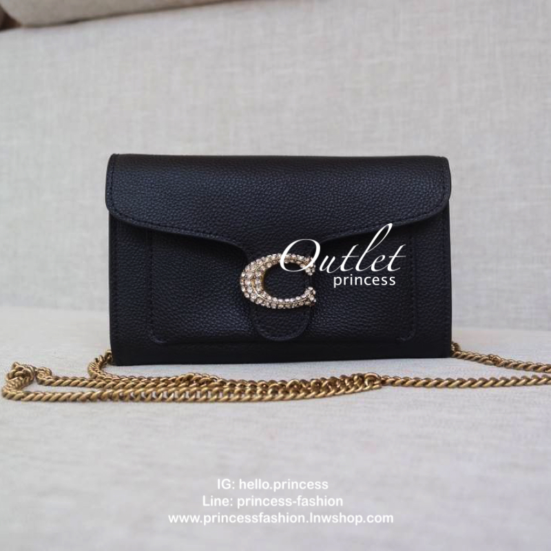 Coach Tabby Chain Clutch Detail : กระเป๋าทรงสวย สะพาย เป็นcrossbody หรือ จะถือเป็รครัชเก๋ๆ ออกงานก็สวยหรู ดูแพง สายสะพายเป็นสายโซ่แข็งแรง โดดเด่นด้วยหัวกระดุมเปิด ด้วนสัญลักษณ์รูปตัวC กากเพชร สวยยย เด่น และหรูมากๆ ใครยังไม่มี รีบซื้อเก็บไว้สักใบ หรือ เป็น