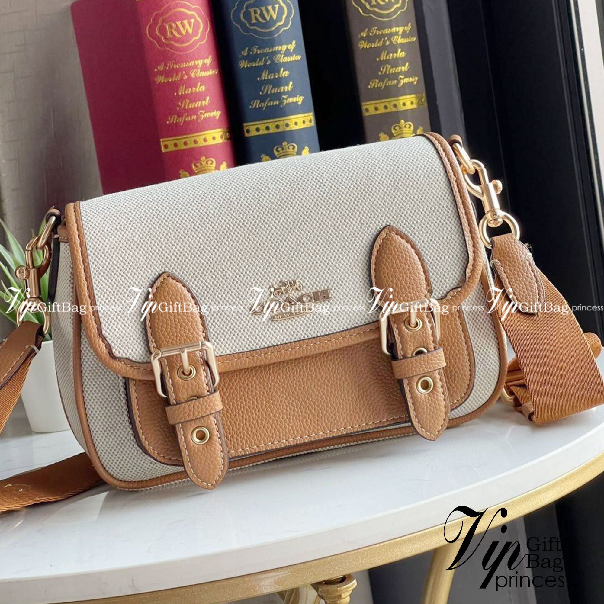 COACH Lucy Crossbody กระเป๋าใบนี้ขนาดกะทัดรัดกำลังดี เพียงพอสำหรับใส่ของจำเป็นที่ต้องการพกติดตัว ที่สำคัญใช้งานง่ายสามารถหยิบของได้สะดวกรวดเร็ว วัสดุผ้าใบเคลือบซิกเนเจอร์และหนังกรวดละเอียด ด้านในมีซิปและกระเป๋าอเนกประสงค์ ปิดสแน็ปอิน กระเป๋าแบบเปิดด้านนอก