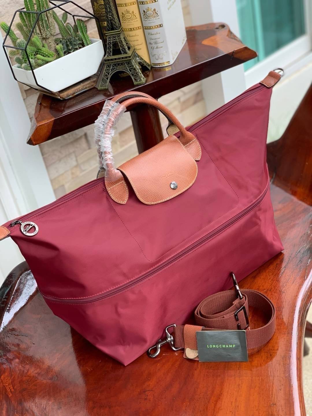 LONGCHAMP LE PLIAGE CLUB TRAVEL BAG กระเป๋าขนาดใหญ่สำหรับการเดินทาง เราเรียกที่นี้ว่า travelling bag รุ่นคลาสสิค มาพร้อมสายสะพายยาวที่ปรับและถอดออกได้ ความพิเศษของรุ่นนี้ที่ครองใจนักเดินทางทั่วโลก คือซิปรอบตรงกลางตัวกระเป๋า สามารถเปิดซิปเพื่อขยายขนาดและพั