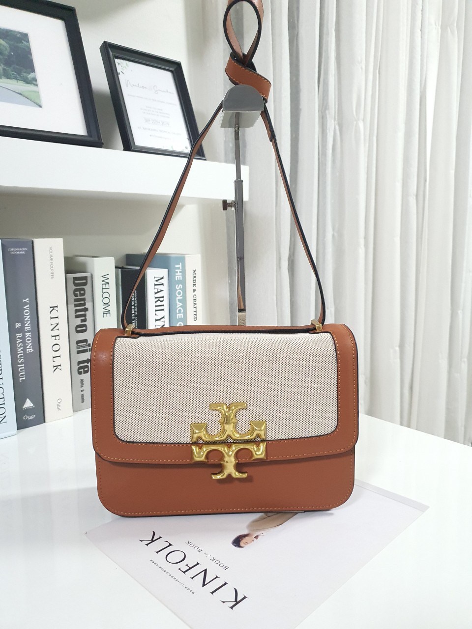 ของแท้ 💯% TORY BURCH ‘ELEANOR’ SHOULDER BAG กระเป๋าสะพายข้าง ไซส์กำลังน่ารัก วัสดุทำจากผ้าCanvas สลับหนังแท้ ฝาพับเปิดปิดด้วยแผ่นแม่เหล็ก มีช่องเล็กแยกอีกหลายช่อง ใส่โทรศัพท์ สมุดบัญชีได้