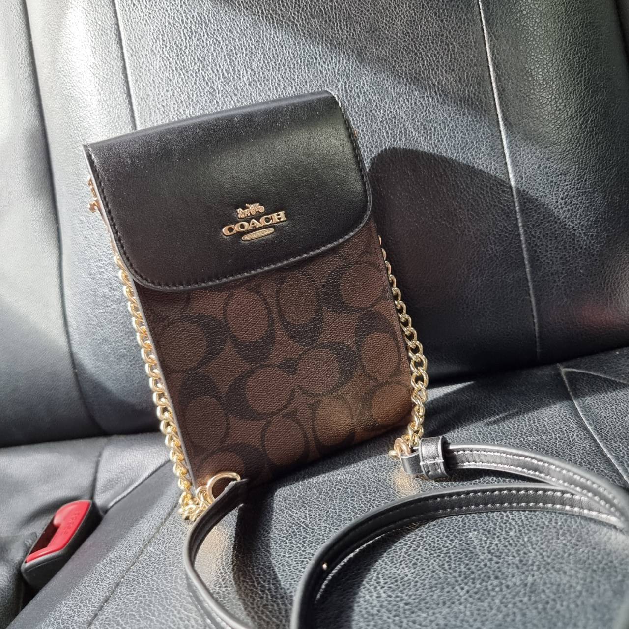 COACH 3051 RACHEL PHONE CROSSBODY IN SIGNATURE CANVAS HOT ITEM!! กระเป๋าสะพาย case phone ต้องมา ให้คุณพกพา gadget ล้ำไปได้ทุกที่ ใส่โทรศัพท์มือถือได้ทุกรุ่น ดีไซน์ใหญ่กว่าเดิม และยังมีช่องเก็บบัตรให้เพิ่มไปอีก ดีไซน์ลายซีคลาสสิค วัสดุหนังแคนวาส เปิด-ปิดด้