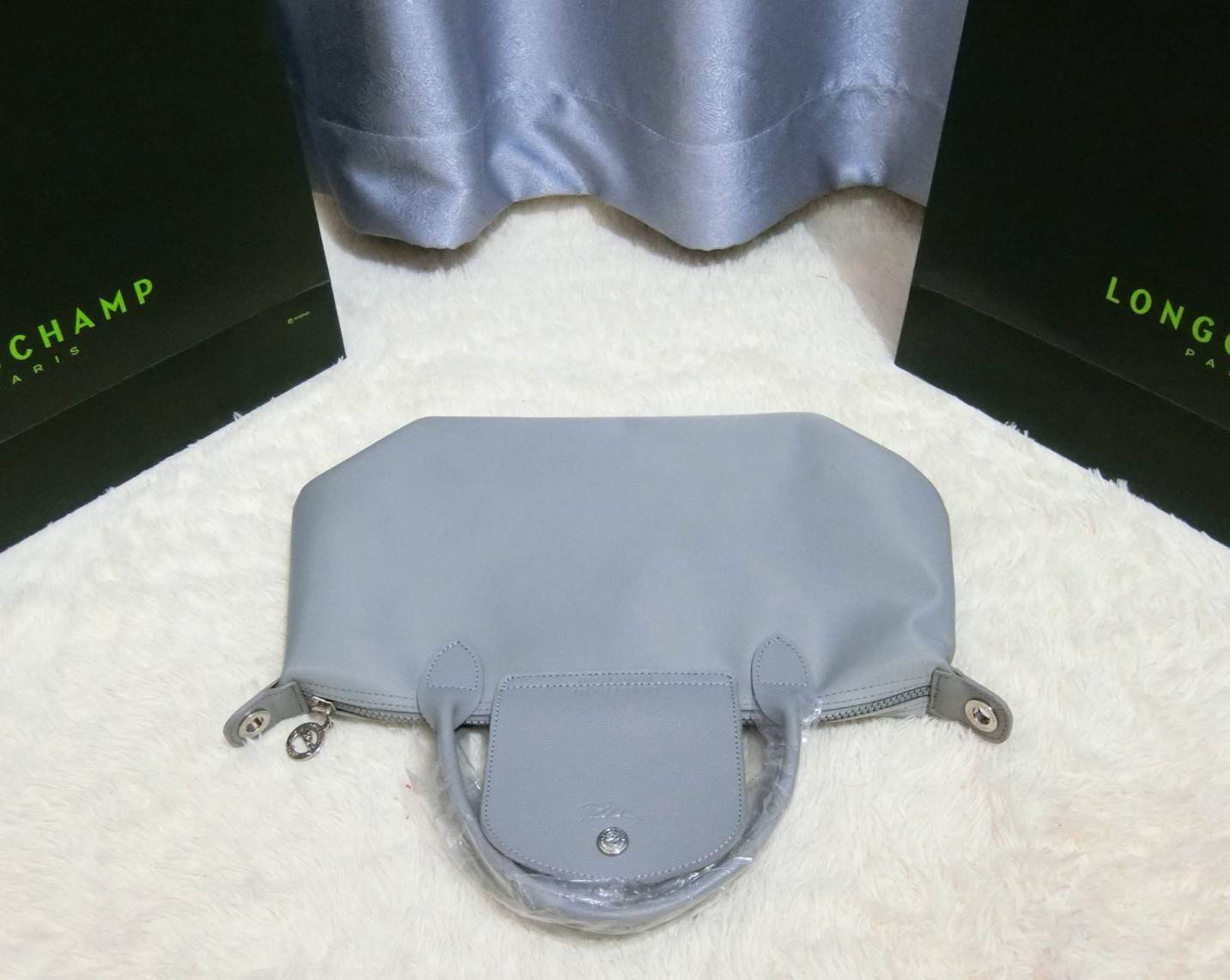 Longchamp Size S สินค้าใหม่ ของแท้!! เป็นล็อตผลิตเกินออเดอร์จากโรงงาน มาพร้อมการ์ด/ถุงผ้าแบรนด์/ถุงกระดาษแบรนด์ Size S: 25 x H. 23 x 16 cm. Color: Dusty Grey 274