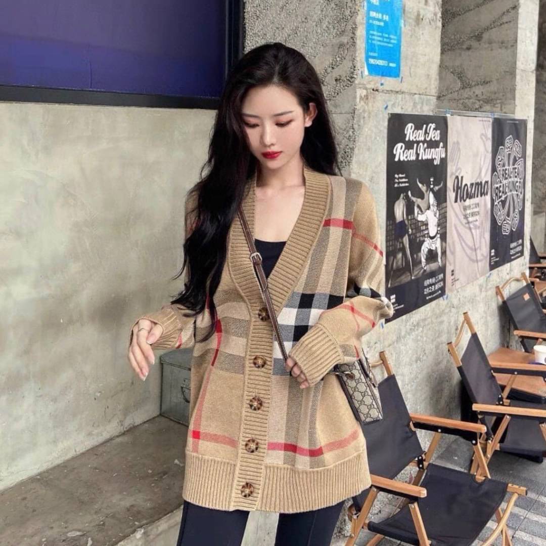 BURBERRY Wool Striped Cardigan / BURBERRY Jacket เกรดออริจินอล มีป้ายแท็กที่คอเสื้อทุกตัว ใส่ได้ทั้งผู้หญิงผู้ชาย พร้อมส่งที่ไทย ภาพสินค้าถ่ายจากงานขายจริง ใช้งานต่างประเทศได้
