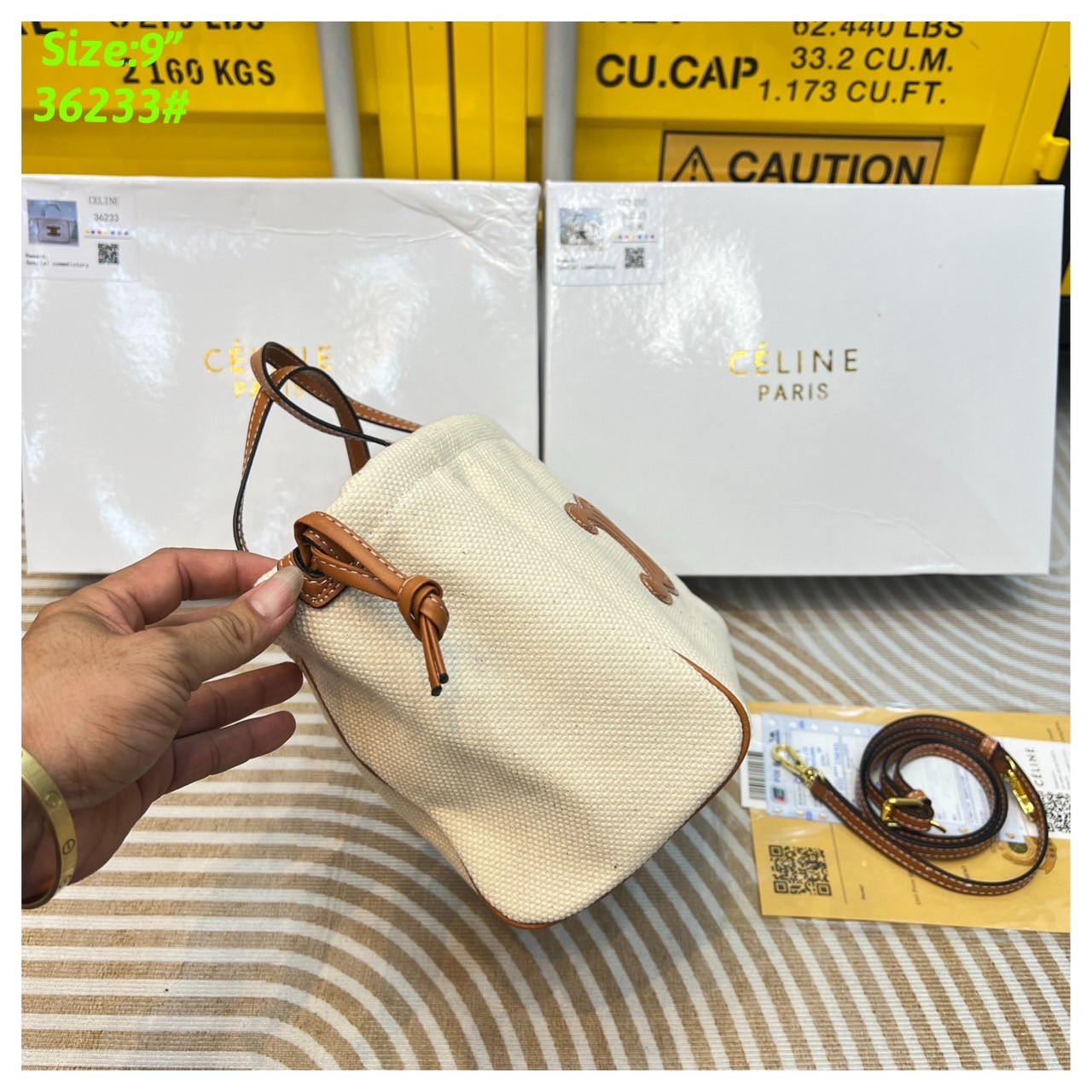 CELINE Horizontal Cabas Canvas / CELINE TOTE BAG กระเป๋าทรงโท้ทกำลังมาแรง ขนาดและดีไซน์ทรงสี่เหลี่ยมผืนผ้า สามารถใส่ของได้เยอะและนำมาใช้ได้ทั้งไปทำงานหรือไปช้อปปิ้งได้ แมทช์กับเสื้อผ้าได้ง่าย เรียกได้ว่าคุ้มค่าคุ้มราคาสุดๆ