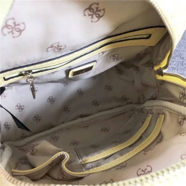 GUESS ELLIANA BACKPACK BAG เป็นอีกรุ่นที่หายากค่ะ!! กระเป๋าสะพายหลัง วัสดุ pu คุณภาพดีหนังเรียบเดินด้ายลายนวม หนังนิ่ม นำ้หนักเบามาก
