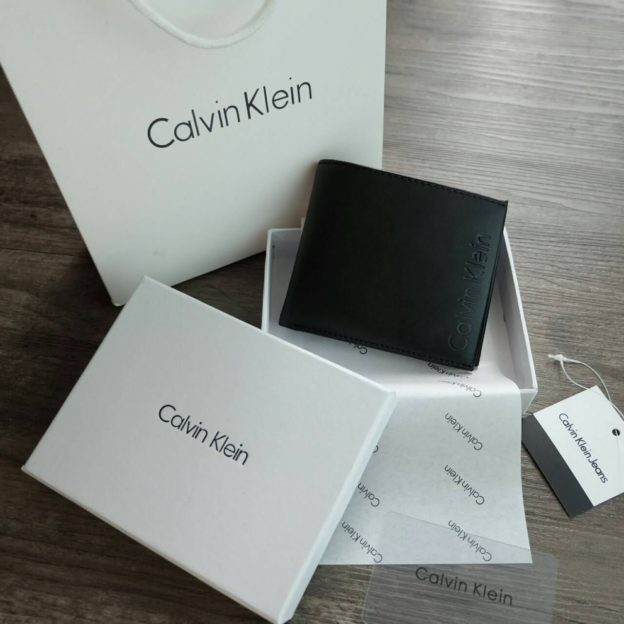 Calvin Klein Short Wallet กระเป๋าสตางค์ใบสั้น โดดเด่นด้วยโลโก้แบรนด์ปั๊มตัวใหญ่ ด้านหน้า ภายในมีช่องใส่ธนบัตรและช่องใส่บัตรหลายช่อง จะมอบเป็นของขวัญหรือใช้เองก็แนะนำค่ะ