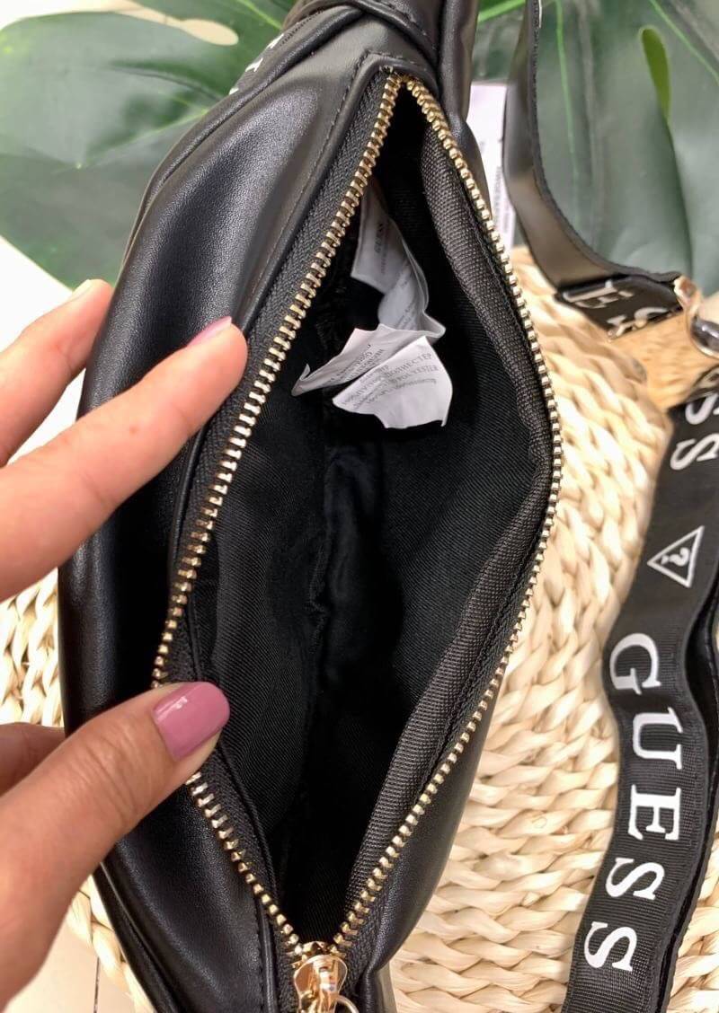 GUESS GESABEL GYM FANNY PACK กระเป๋าคาดอก//คาดเอว ใบงาม ขนาดกำลังดี วัสดุหนังนิ่ม เบา ด้านหน้ามีโลโก้แบรนด์ พร้อมช่องซิปหนึ่งช่อง ช่องซิปหลักกว้าง ใส่ของได้จุ ค่ะ สายคาดตีแบรนด์ตลอดสาย เลื่อนปรับฟรีไซด์น่ะค่ะ สินค้าพร้อมส่ง ใบจริงน่าใช้มากๆค่ะ