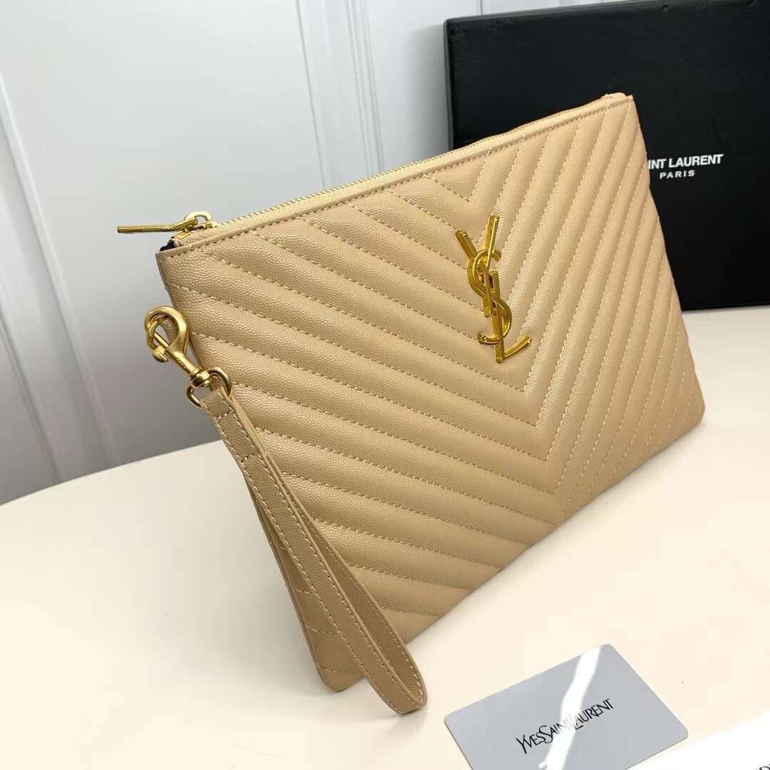 YSL Clutch Pouch in Matelasse Leather Bag กระเป๋าทรงคลัช/ทรงพอชสุดชิค ดีไซน์เรียบหรู โดดเด่นด้วยโลโก้ด้านหน้า เพิ่มดีเทลความผู้ดี พกพาง่าย ใช้งานสะดวกพร้อมสายคล้องมือ