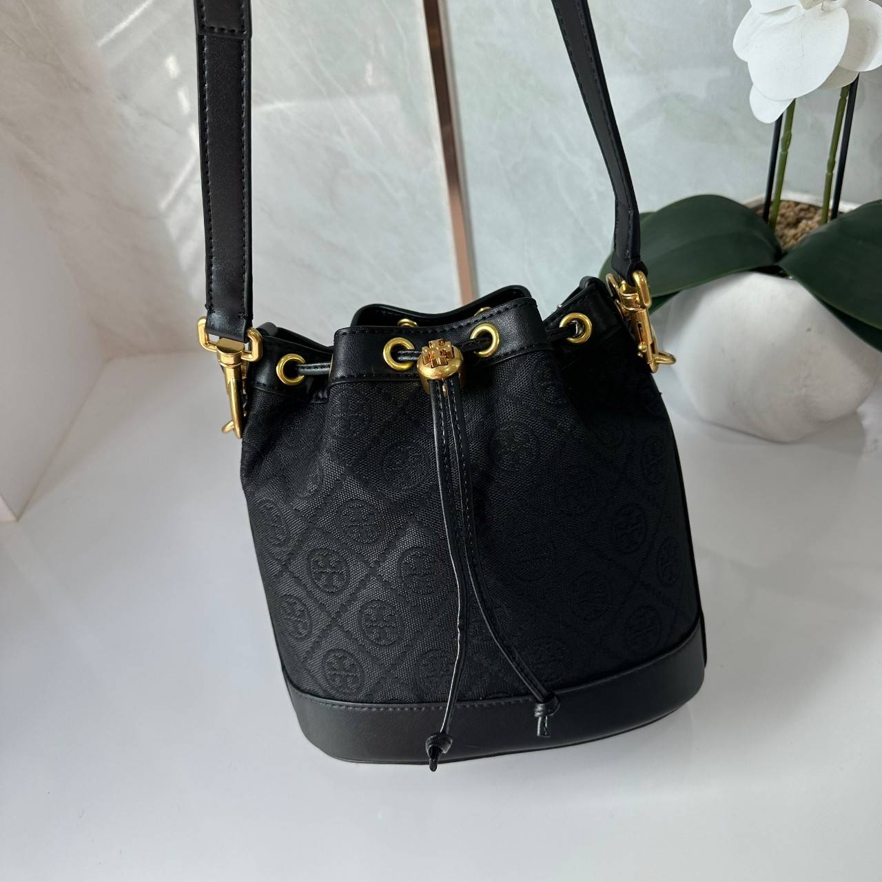 TORY BURCH T MONOGRAM BUCKET BAG jacquard black / Tory Bucket Bag สีดำคลาสสิก กระเป๋าทรงขนมจีบ รุ่นใหม่ล่าสุด วัสดุผ้าแจคการ์ด ตัดขอบหนังสวย