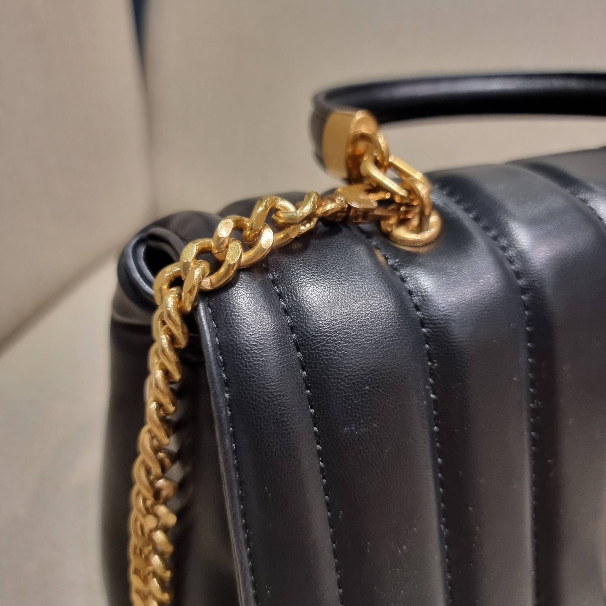 TORY BURCH KIRA QUILTED LARGE SATCHEL ใบใหญ่กับคอลที่ปังไม่ไหว พร้อมเสิร์ฟสีคลาสสิค กระเป๋าถือ/สะพาย ทรงสวย ดูแพง ดูหรู!! หนังแท้ ดีไซน์บุนวม เส้นคมสวย วัสดุหนังแกะ สัมผัสดีงาม นิ่มมือ เปิด-ปิดด้วยอะไหล่บิดล็อค ภายในเป็นช่องโล่ง มีช่องซิป ใส่ของได้แน่นๆ ม