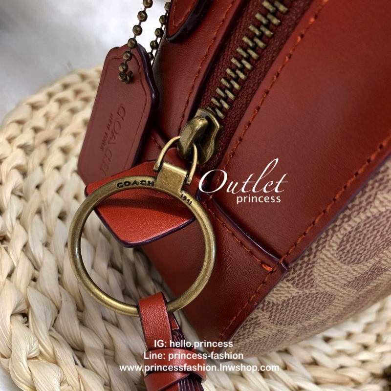 COACH CROSSBODY BOX BAG กระเป๋าสะพายข้าง crossbody วัสดุหนัง pvc. หนังนิ่ม คุณภาพดี ลาย signature brand ตัดขอบหนัง ด้านหน้า/ หลังมีช่องเเล็ก เปิดปิดกระเป๋าแบบซิป ภายในกว้าง ใส่ wallet ขนาดกลาง มือถือได้ทุกรุ่น และของใช้จุกจิกได้ พร้อมสายสะพายแบบโซ่ต่อหนัง