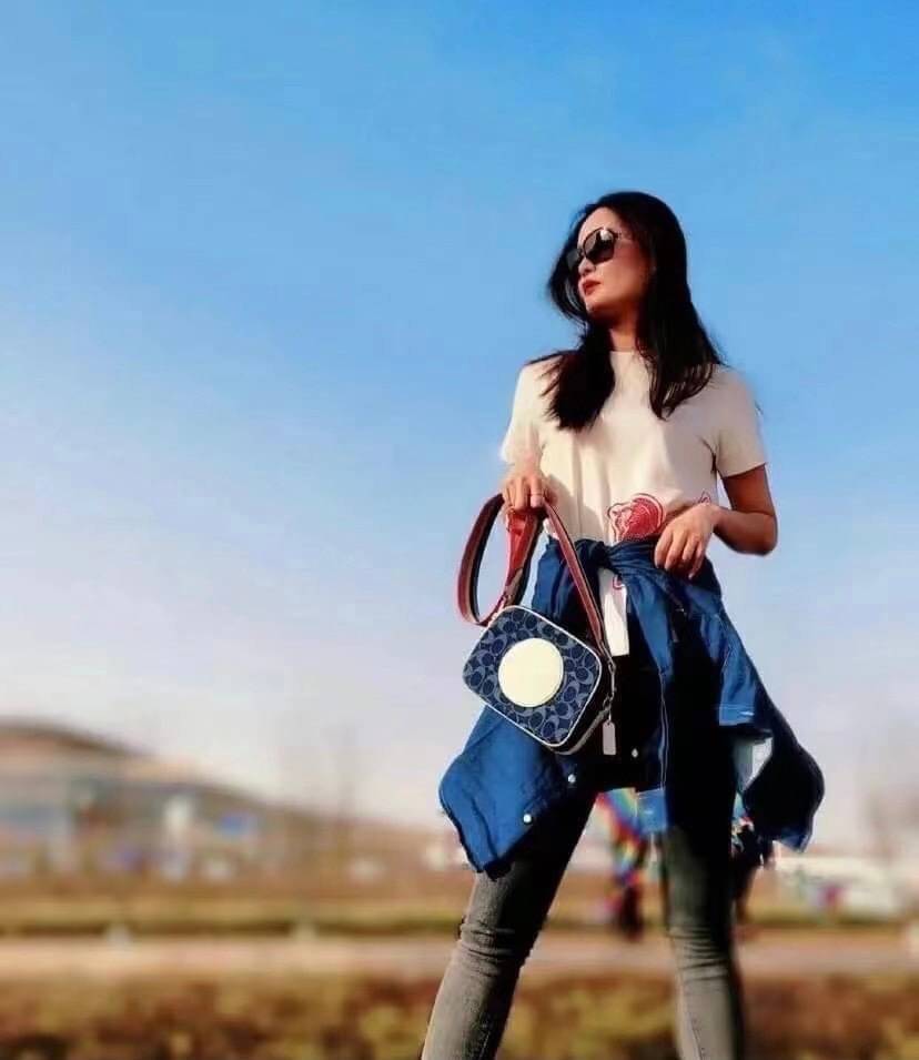 OUTLET 】COACH LADIES GENUINE CAMERA CLASSIC BAG ((2822)) ✔️สินค้าปกติตามเงื่อนไขทั่วไปค่ะ!! พร้อมส่งที่ไทยค่ะ! กระเป๋าสะพายแบบครอสบอดี้ร์ หนังแท้+ผ้าjacquard ทอลายแบรนด์ สวยงามมากๆค่ะ