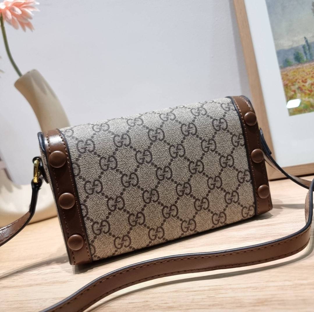Gucci Horsebit 1955 Mini Bag / GC crossbody horizon mini bag กระเป๋าสะพายข้างขนาดกำลังดี สวยอยู่ทรง วัสดุหนังแคนวาสทนทาน แฝงความหรู เปิด-ปิดฝาสอดพร้อมแม่เหล็กในตัว ภายในเป็นช่องโล่ง ใส่โทรศัพท์ได้ทุกรุ่น พกแทนกระเป๋าสตางค์ ใส่บัตร ใส่ธนบัตรพกง่ายๆก็ได้ สา