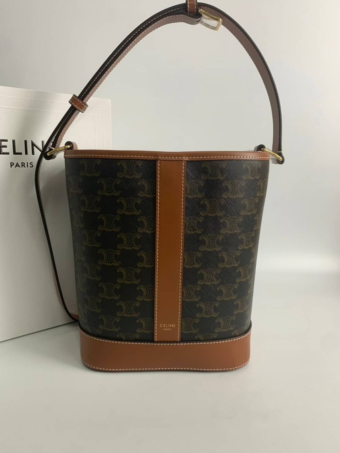 CELINE SMALL BUCKET IN TRIOMPHE CANVAS AND CALFSKIN เกรดท็อปออริ 1:1 เกรดดีสุด สลับแท้ หนังแท้และแคนวาสแท้ ใช้งานต่างประเทศได้ ภาพถ่ายจากงานจริง