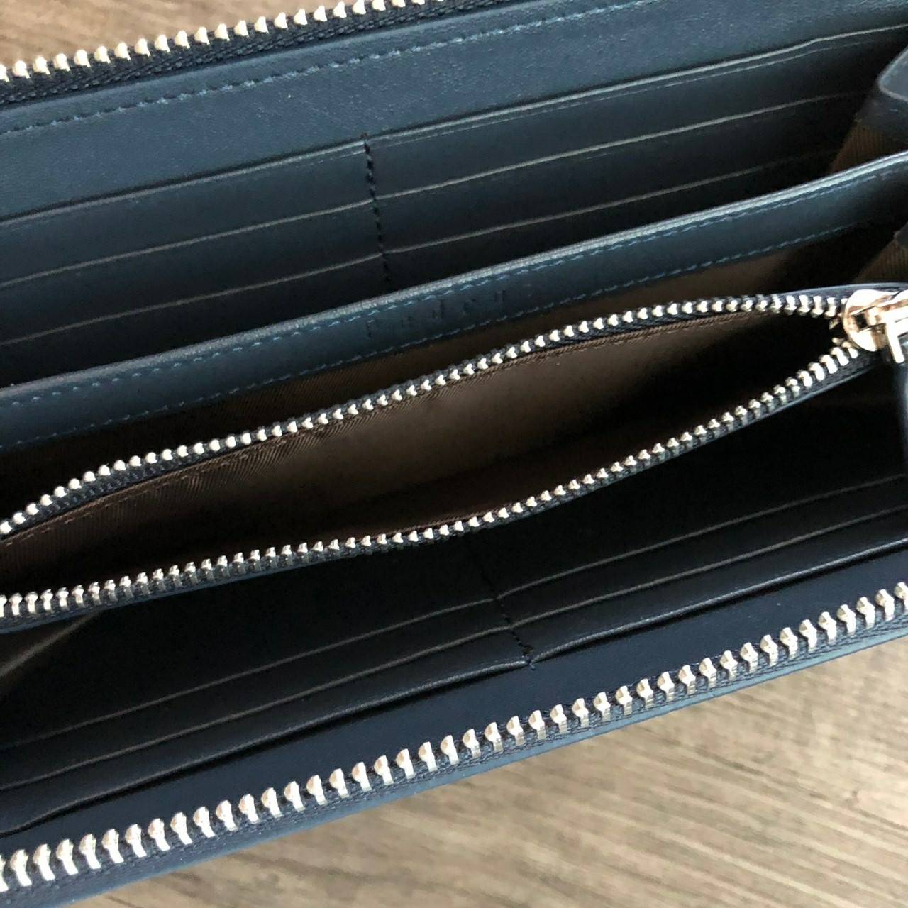 กระเป๋าสตางค์ใบยาว PEDRO เปิด - ปิดกระเป๋าด้วยซิปรอบ ด้านในมีช่องใส่บัตรหลายช่อง ช่องใส่ธนบัตรและช่องซิปใส่เหรียญ จะมอบเป็นของขวัญหรือใช้เองก็แนะนำเลยค่ะ