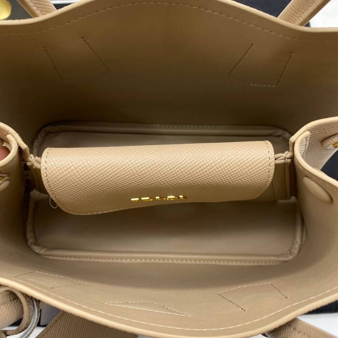 25cm Prada Small Saffiano Leather Double Bag / Prada Double Bag กระเป๋าสะพายพราด้า อีกหนึ่งรุ่นฮิต ให้พื้นที่จุของกว้างขวาง เป็น Tote Bag ใช้งานง่าย ได้ทุกที่ ทุกโอกาส ด้วยขนาดของกระเป๋าที่สามารถจุของได้หลากหลาย เป็นอีกรุ่นที่เหมาะสมสำหรับการเป็น Everyday