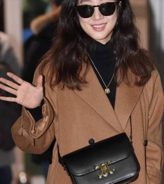 CELINE Medium Triomphe Bag In Shiny Calfskin Medium Triomphe Bag In Shiny Calfskin GIFT WITH PURCHASE (GWP) พรีเมี่ยมกิ๊ฟ Limited Edition จาก CELINE PERFUME DUTY FREE COUNTER วัสดุหนังแท้ (Calfskin) ซับในเป็นหนังแกะ (Lambskin) รูปทรงสี่เหลี่ยมผืนผ้า ขนาดก