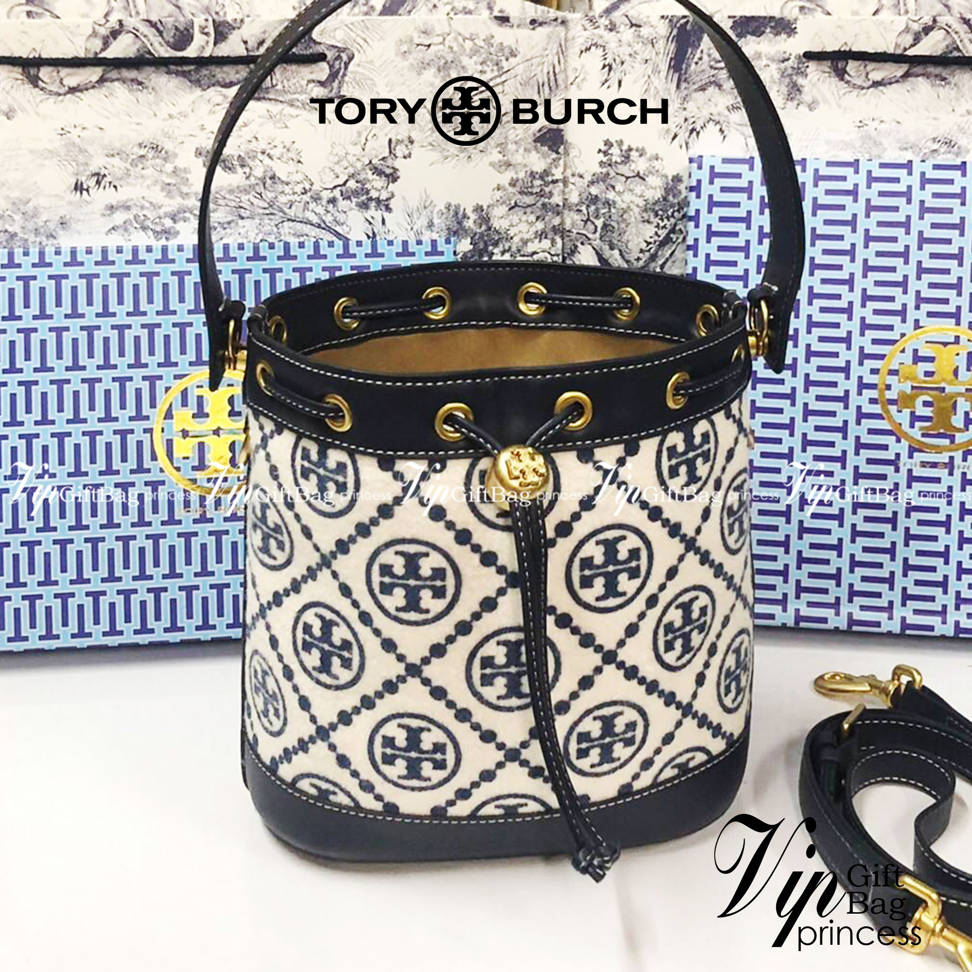 Medium : Tory Burch T Monogram Chenille Bucket Bag เปิดตัวอีกหนึ่งรุ่นกับกระเป๋าลาย T MONOGRAM รุ่นใหม่ล่าสุดจาก TORY BURCH พลาดไม่ได้กับโลโก้สุดคลาสสิก ลวดลาย T Monogram คือวัสดุ chenille หรือที่เรียกว่า ด้านไหมกำมะหยี่ มารังสรรค์ลงบนกระเป๋าBucketใบนี้ เ