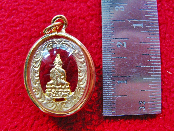 จี้พระประจำวันเกิดวันพฤหัส ปางสมาธิ องค์ใหญ่ทรงวงรี ล้อมเพชรเลี่ยมทองไมครอนค่ะ