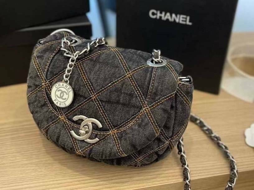 CHANEL 2022 COCO BEACH Denim Saddle bag / CHANEL Mini Flap Bag Denim Pearl Silver งานเดนิมน่ารักๆแบบเท่ๆ ไปเลยค่า พร้อมส่งที่ไทย จำนวนจำกัด สินค้าต้องมีติดตัวเลยค่าา! กระเป๋าคล้องไหล่หรือสามารถสะพายแบบครอสบอดี้ร์ได้ วัสดุเดนิมทั้งใบ สายสะพายแบบโซ่สวยงาม ข