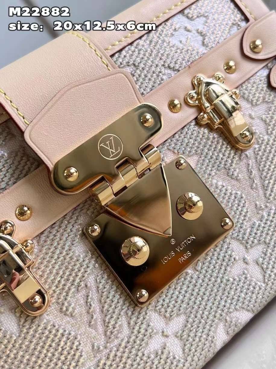 LV Petite Malle handbag soft beige color with golden reflections เกรดท็อปออริจินอล มีความละเอียดของเนื้องานมากที่สุด ปราณีตตรงปกทุกใบ ใช้สลับของแท้ได้ ใช้งานต่างประเทศได้ เข้าออกผ่านทุก ตม. สุดยอดเดอะเบสท์ไอเท็ม สวยหรู ผู้ดี หรูหรา ดูแพงมาแต่ไกล