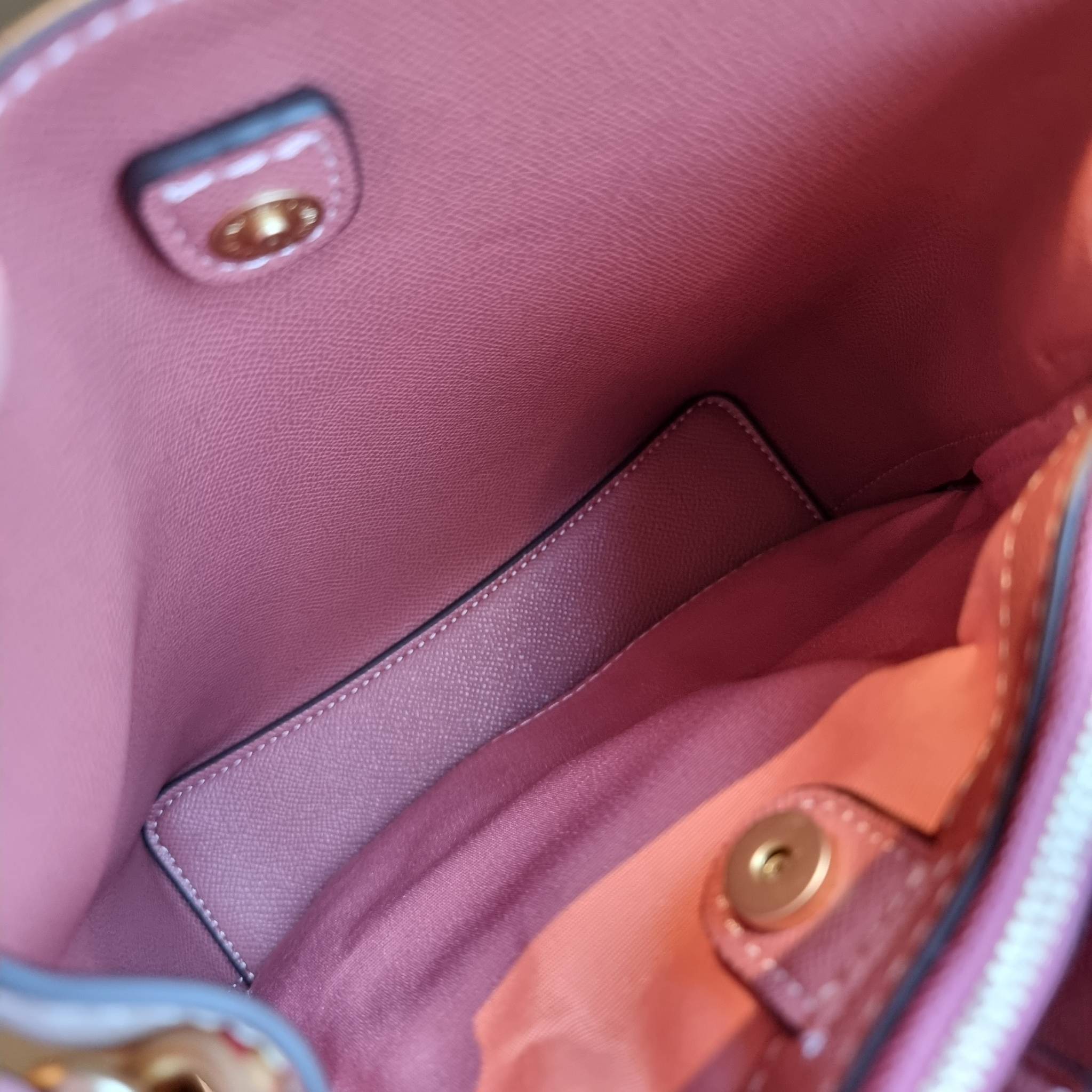 COACH C7976 SMALL TOWN BUCKET BAG WITH HEART PETAL PRINT 💕💜💕💝 คอลเลคชั่นใหม่ล่าสุด ที่พร้อมให้สาวๆได้สวยในเทศกาลแห่งความรัก กระเป๋าทรงบัคเก็ตไซส์เล็ก ดีไซน์ลวดลายสุดคิ้วท์ ช่อดอกไม้หัวใจ เห็นแล้วต้องปิ๊ง!! วัสดุหนัง pepble 