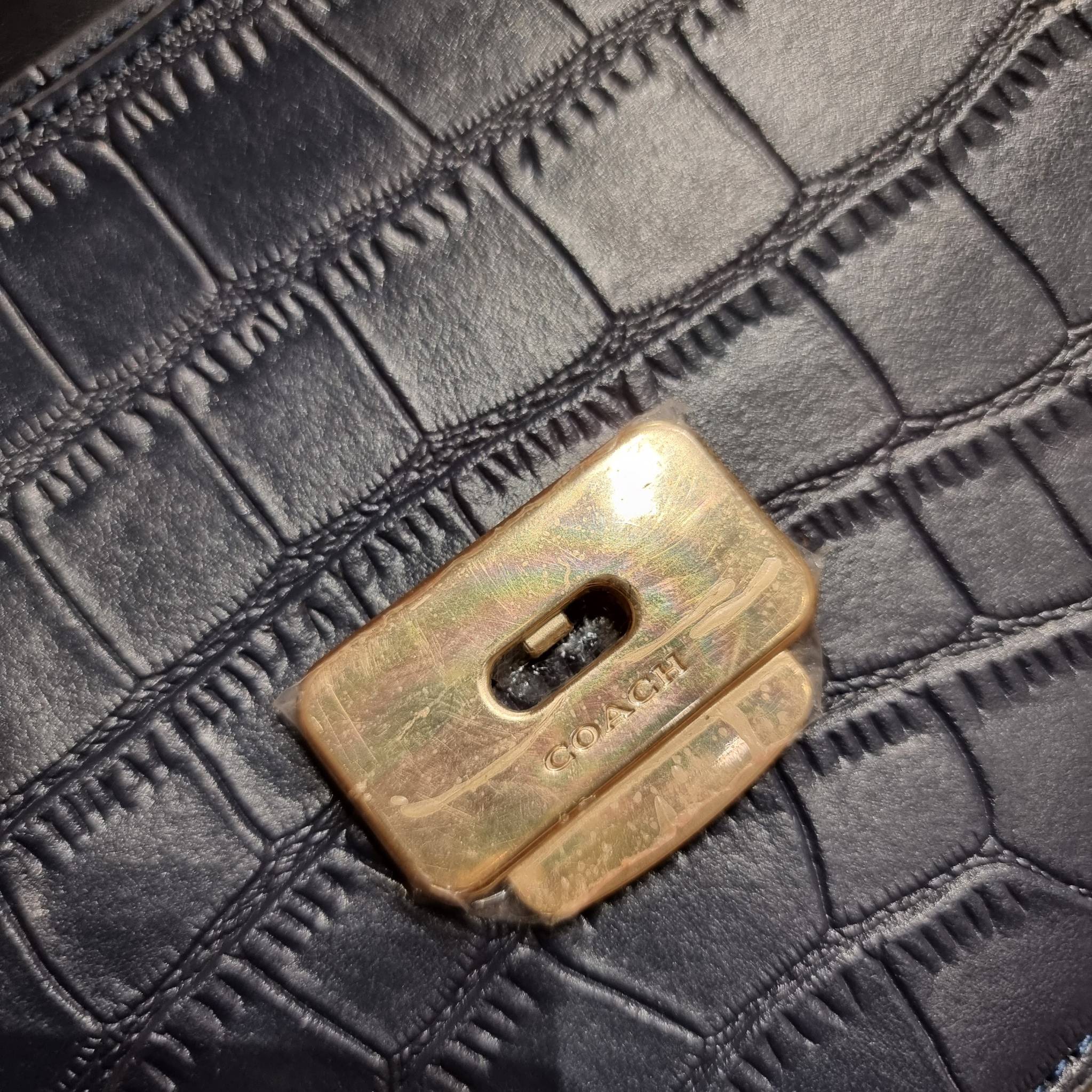 COACH C5631 BRYNN FLAP CROSSBODY แซ่บที่สุด ใหม่ที่สุด!! คอลเลคชั่นใหม่!! มองยังไงก็หลงรักละสายตาไม่ไหว กระเป๋าสะพายข้างลุคไฮน์ ที่ดีไซน์ออกมาได้ปัง และดูแพงมากๆ ด้วยดีเทลคลาสสิค รูปทรงใช้งานง่าย เรียบๆแต่มีดีเทล วัสดุหนังลายจระเข้ สวยม้าก!!! เปิด-ปิดด้วย