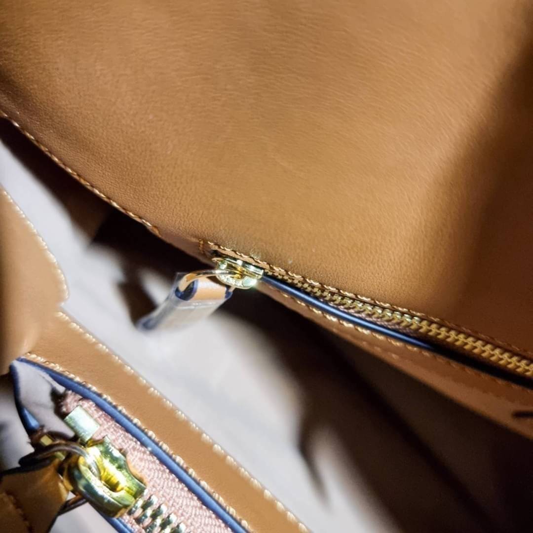 M.C.M ESSENTIAL TOTE IN VISETOS ความจุใจมาพร้อมเสิร์ฟแล้วจ้า ใครที่มองหากระเป๋าทรงโท้ทจุๆ ต้องใบนี้เลย!! กระเป๋าสะพายไหล่/ข้าง ดีไซน์ทรงสวยน่าใช้ วัสดุหนังแคนวาสสลับหนังแท้ ปากกระเป๋ามีตัวบิดล็อคแน่นหนากันของหล่นออกจากกระเป๋า ภายในโล่งกว้าง แบ่งสัดส่วนอย่