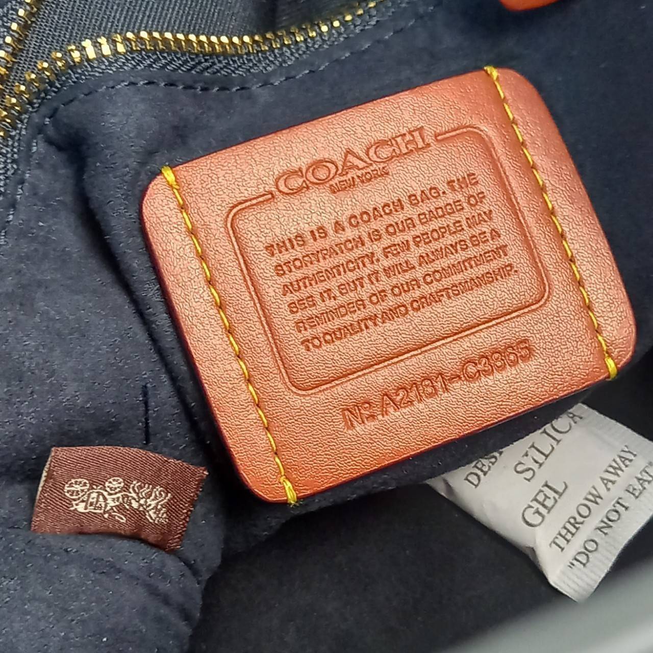 ใบนี้ ช่วยให้ชีวิตง่ายขึ้นเยอะเลย🌈🌺>>COACH FIELD TOTE 22 IN SIGNATURE JACQUARD(COACH C3865) 🍁กระเป๋าถือ สะพาย รุ่น Unisex ใช้ได้ทุกเพศวัย ขนาดเหมาะต่อการใช้งานในแต่ละวันมากๆ //วัสดุ jacquard ลาย signature ตกแต่งดีเทลด้วยหนังแ