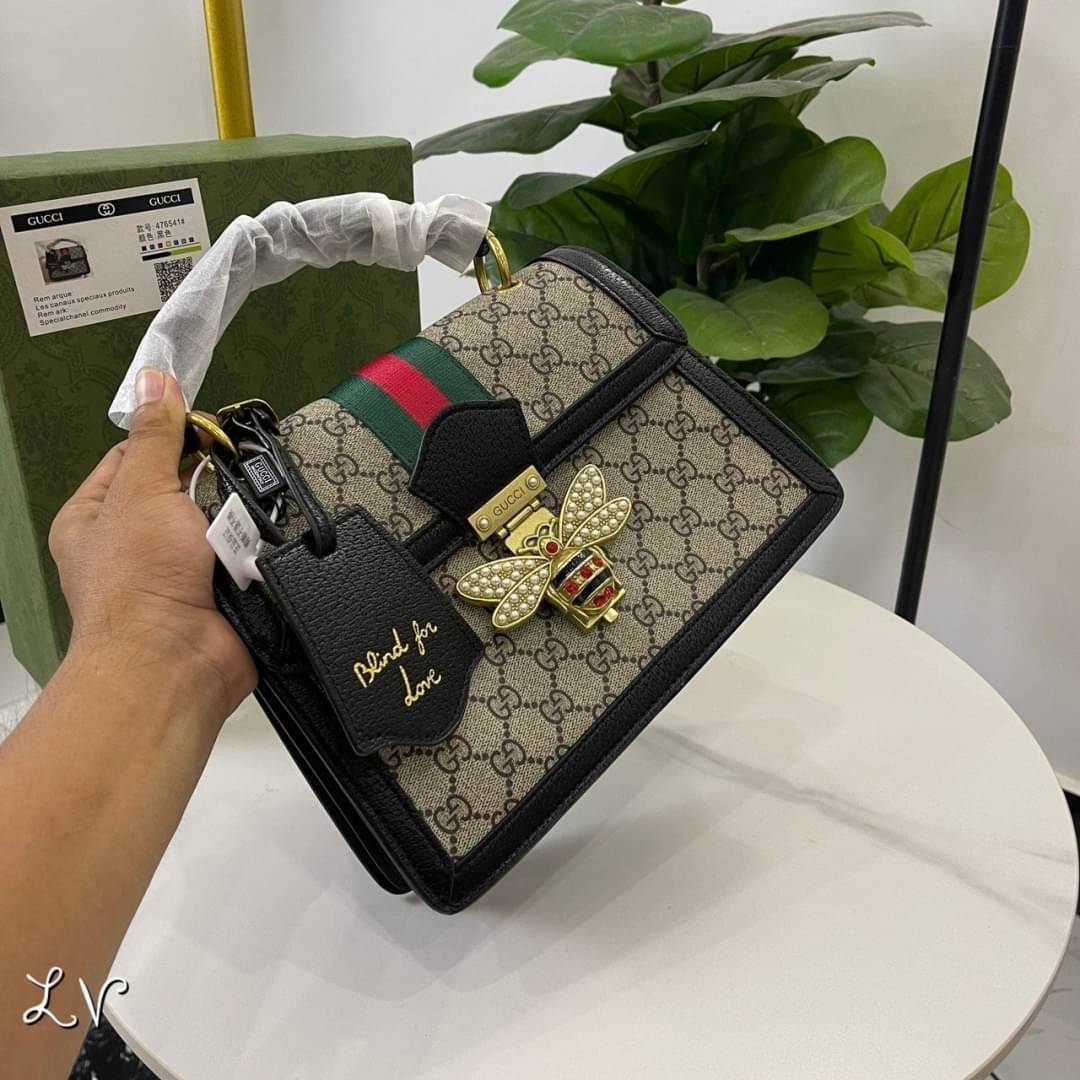 Gucci Queen Margaret GG small top handle bag กระเป๋าสะพายน้องผึ้งวินเทจใช้เป็น Everyday Bag สามารถใช้งานได้บ่อย และสามารถสะพายไปทำกิจกรรมต่าง ๆ ได้ทุกวันตัวกระเป๋าอยู่ทรงสวย จุดเด่นมีผีเสื้อแสนสวย อีกหนึ่งไอเท็มที่สาวๆต้องมีน้า พร้อมส่งที่ไทย ภาพถ่ายจากงา