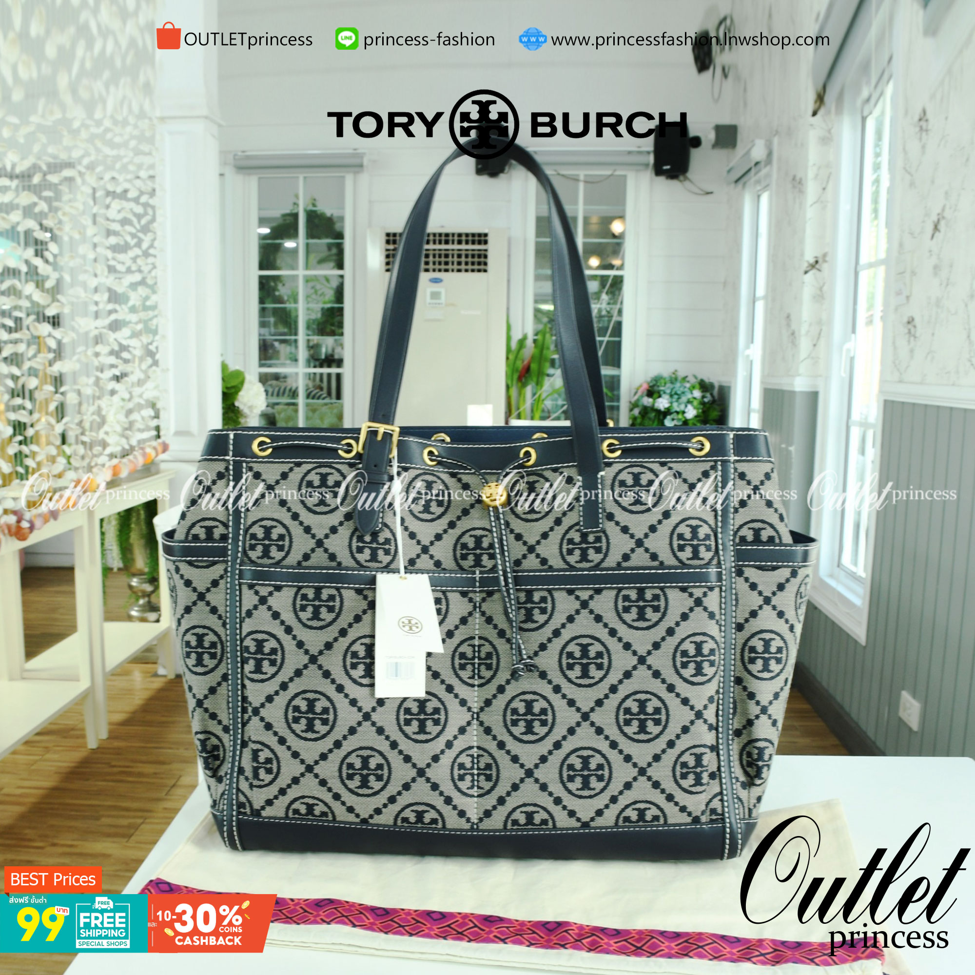 OUTLET 】TORY T MONOGRAM JACQUARD WFH TOTE กระเป๋าถือหรือสะพายไหล่ วัสดุ Canvas ปักษ์ลายแบรนด์ อะไหล่ทองสวยหรู น้ำหนักเบา จุของได้เยอะ ด้านหน้ามีกระเป๋าเล็ก2ช่อง ด้านหลัง2ช่อง ด้านในโล่ง มีช่องใหญ่1ช่อง ช่องเล็ก1ช่อง และอีก1ช่องซิป ใบใหญ่ Size XL ใส่เสื้อผ