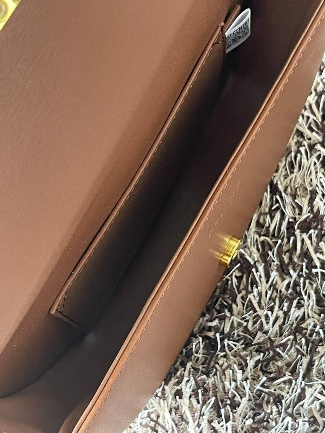 CELINE BESACE CUIR TRIOMPHE IN SMOOTH กระเป๋ารุ่นนี้นำเสนอในรูปทรงฮาล์ฟมูนที่ตอนนี้กำลังงมาแรง เปิดด้วยกระดุมแป๊กเพื่อเผยให้เห็นช่องภายในที่กว้างขวางและกระเป๋าด้านในแบบแบน คุณสมบัติที่โดดเด่นอีกอย่างของกระเป๋าอยู่ที่โลโก้ขนาดใหญ่ รูปทรงสะดุดตา สามารถสะพาย