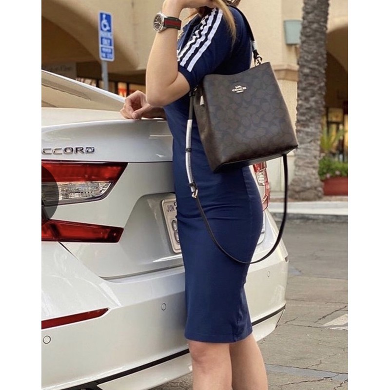 COACH 2312 SMALL TOWN BUCKET BAG IN SIGNATURE CANVAS รุ่นยอดนิยมใบเล็กมาครบสีแล้วจ้า กระเป๋าทรงบัคเก็ต สีผู้ดี๊ผู้ดี ตัวกระเป๋าดีไซน์คลาสสิคลายซี ดูโดดเด่น วัสดุหนังแคนวาสเคลือบลาย สวยคมทุกมุมจริงๆ!! เปิด-ปิดด้วยกระดุมแม่เหล็กทั้ง 2 ฝั่ง ภายในเป็นช่องโล่ง