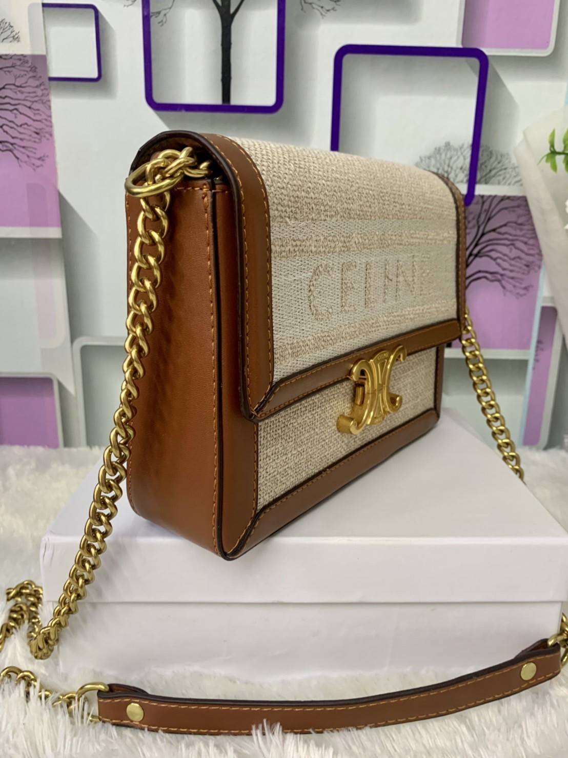 CELINE TRIOMPHE BAG VIP GIFT WITH PURCHASE (GWP) พรีเมี่ยมกิ๊ฟ Limited Edition จาก CELINE PERFUME DUTYFREE COUNTER วัสดุ Textile Canvas & CalfSkin ดีไซน์ทรงสี่เหลี่ยมผืนผ้า อะไหล่ทอง ด้านหน้าปักโลโก้แบรนด์เด่นชัด ด้านหลังมีช่องสำหรับใส่ของอีก 1 ช่อง สายสะ