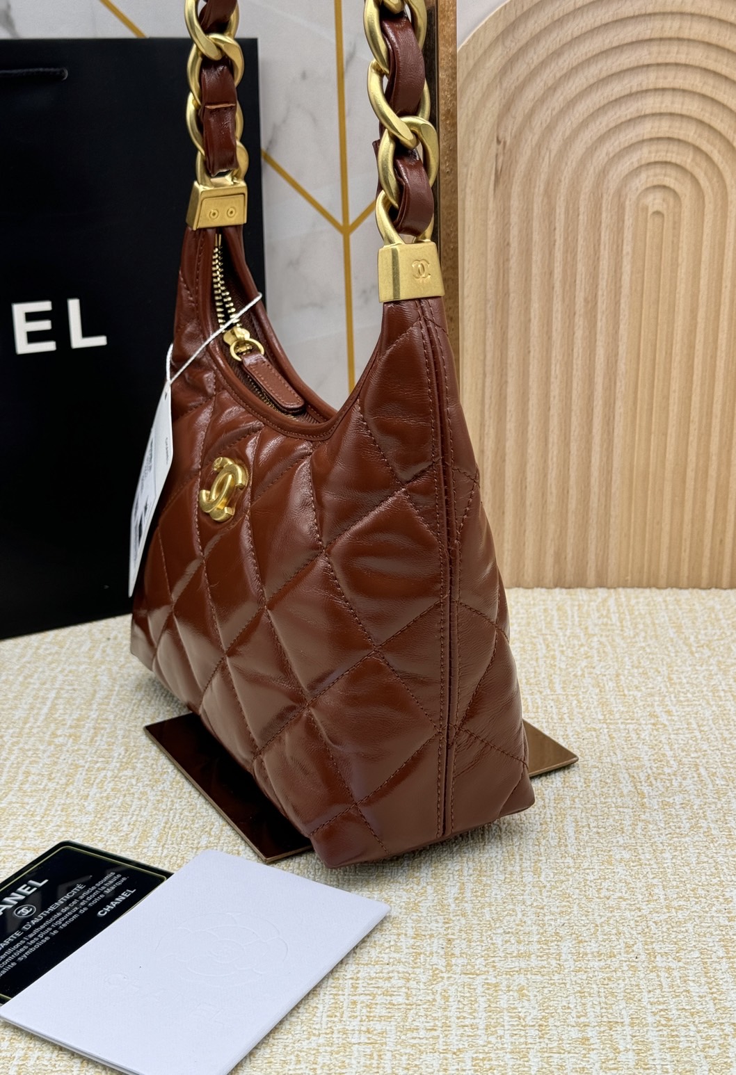 CHANEL SMALL HOBO BAG Shiny Leather & Gold-Tone Metal 20cm กระเป๋าทรงโฮโบ ดีไซส์สวยเรียบหรู เกรดออริ สลับแท้ 1:1 ใช้งานต่างประเทศได้