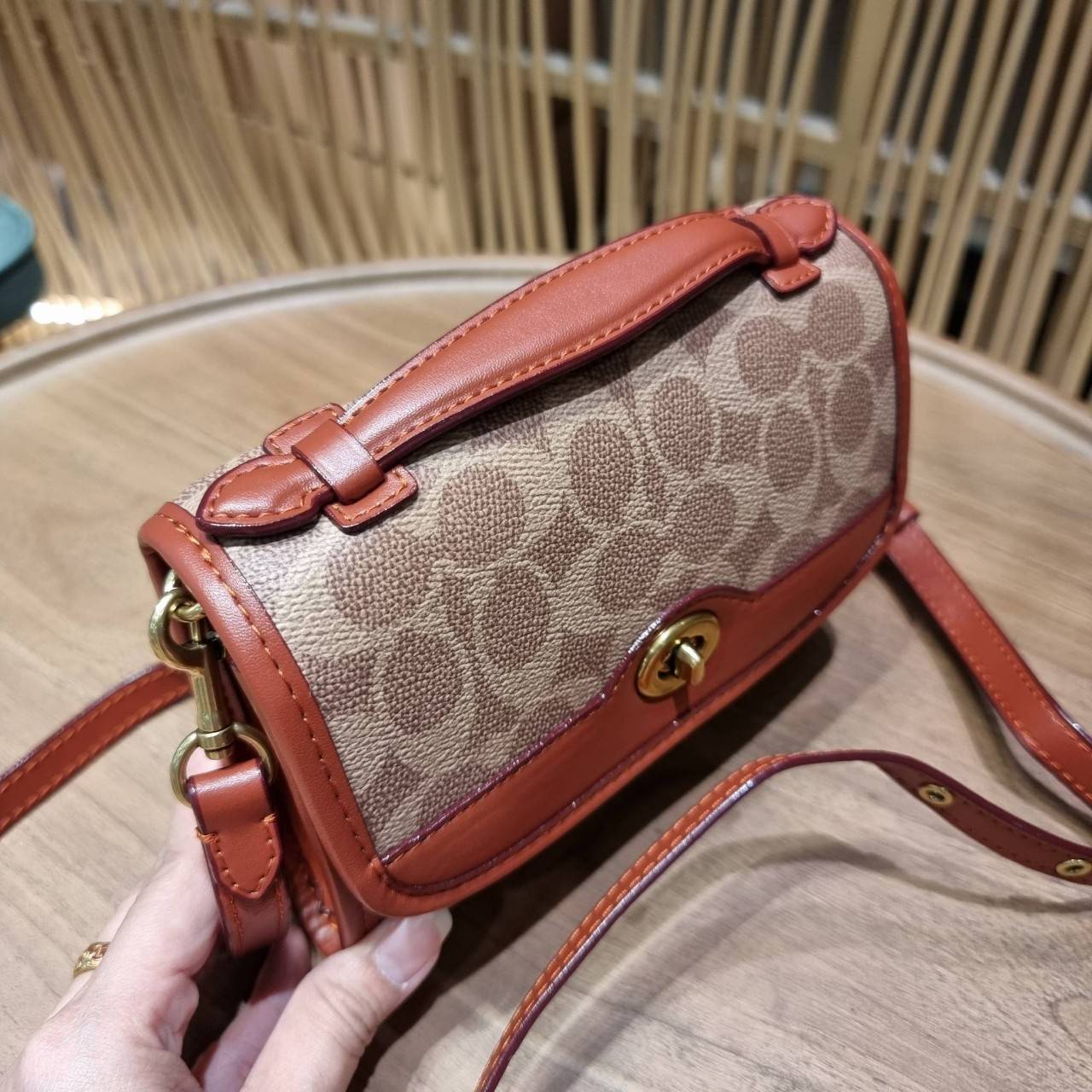 COACH C4204 KIP TURNLOCK CROSSBODY IN SIGNATURE CANVAS คอลเลคชั่นใหม่ สาวกงานดีไซน์สีสนิมต้องปลื้ม!! กับกระเป๋าสะพายข้าง ขนาดพกพาง่าย ใช้งานสะดวกมากๆ วัสดุหนังแคนวาสเคลือบลาย ตัดขอบด้วยหนังแท้ เปิด-ปิดด้วยตัวบิดล็อคแน่นหนา ภายในเป็นช่องโล่ง มีช่องใส่บัตร 