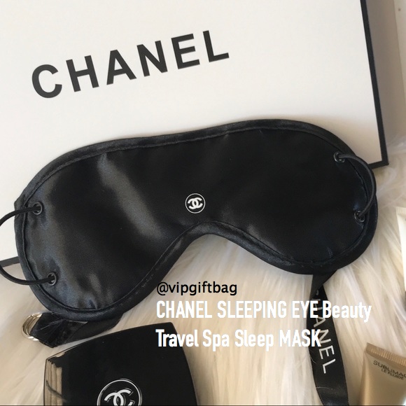 CHANEL SLEEPING EYE Beauty Travel Spa Sleep MASK สินค้าเป็นของแท้ ใหม่จากแบรนด์ ที่ปิดตาจากChanel VIP Gift แท้ 100% ทำจากผ้าผิวลื่น ด้านหน้ามีโลโก้ชาแนล ตัวสายเลื่อนปรับได้ตามต้องการ บรรจุในถุงพลาสติกปั้ม Chanel ค่ะ