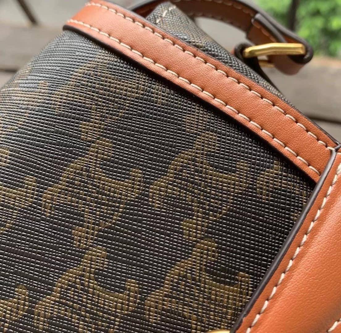 VIP 】หนังแท้ CELINE CROSSBODY BAG CELINE CRECY IN MAILLOM TRIOMPHE JACQUARD AND CAFTSKIN BAG กระเป๋าสะพายทรงสวยหรูอยู่ทรงเปิดปิดด้วยฝาปิดกระดุมโลโก้แบรนด์ ภายในโล่ง ขนาดกะทัดรัด น่ารัก สายสะพายหนังยาวปรับระดับได้จะสะพายไหล่หรือ CROSSBODY ก็ดูดี ตัวจริงสวย