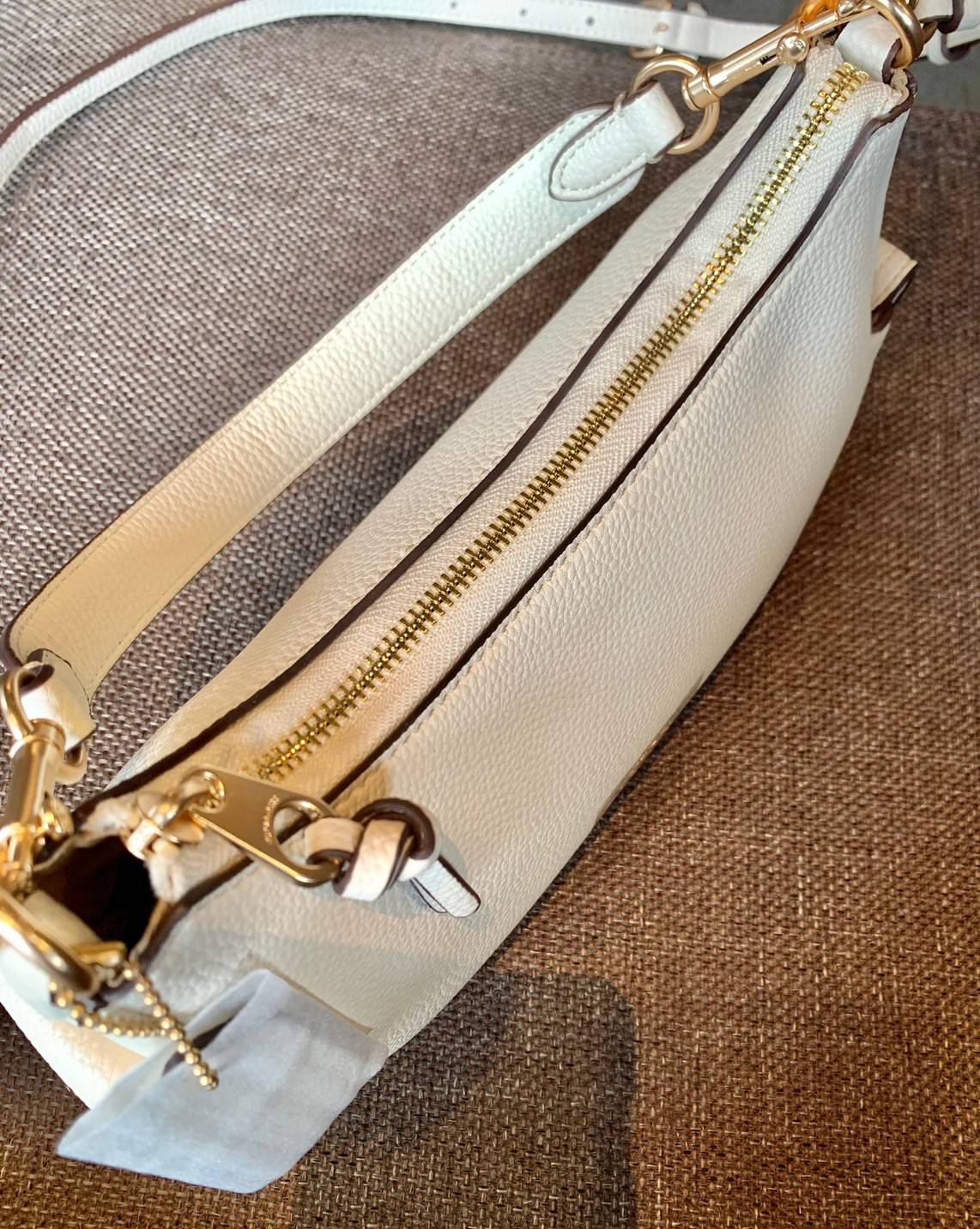 น้องออกใหม่ล่าสุดสวย หักใจไม่ลงเลยค่าา😘 COACH PENNIE SHOULDER BAG ((C7222)) พร้อมส่ง สีใหม่ล่าสุด ยังไม่มีในช๊อปไทยค่าา กระเป๋าหิ้ว//สะพายข้างได้ สุดคุ้ม! หนังแท้ชั้นดี ลายหนังสวย นิ่มมือดีมากๆค่ะ ปากกระเป๋าแบบซิปมีหนังห้อยเพิ่มความเก๋ ภายในกระเป๋