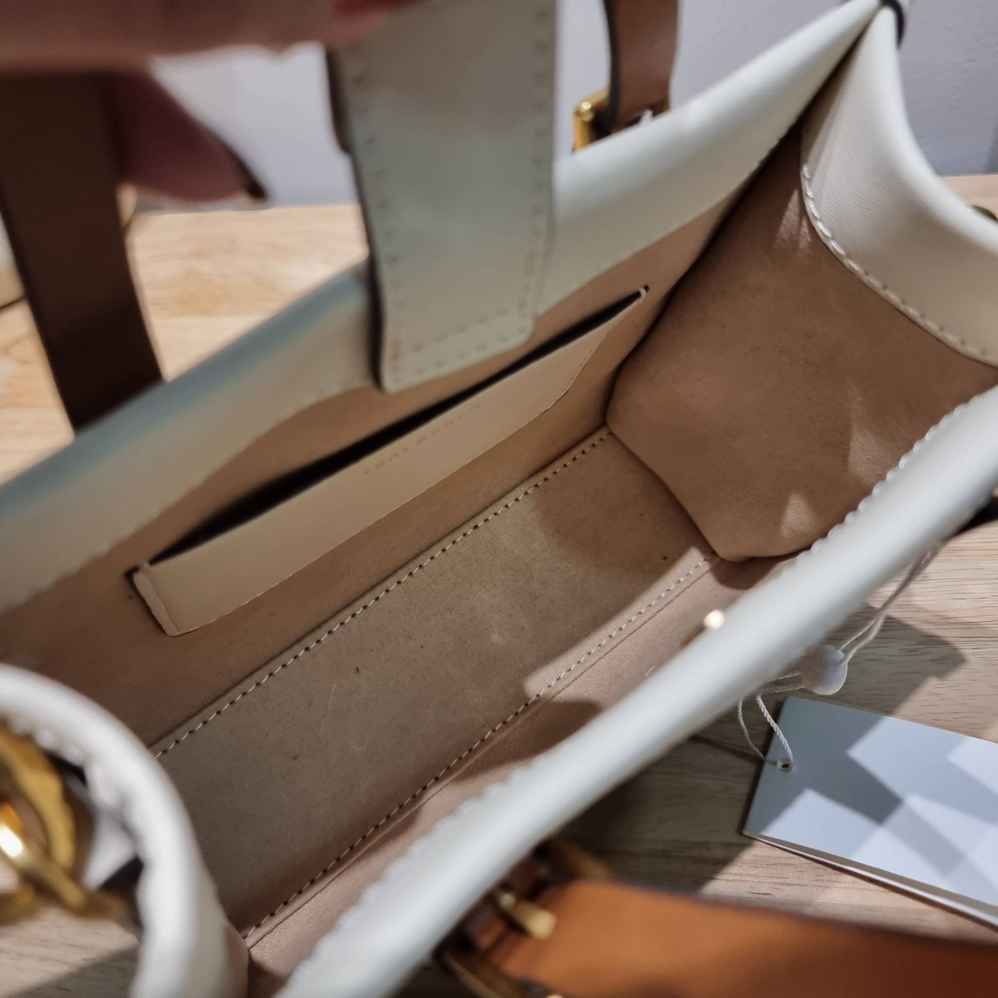 TORY BURCH MINI T MONOGRAM SQUARE TOTE รุ่นใหม่ล่าสุด คิ้วท์กว่าใคร! กับไอเท็มโมโนแกรมสุดฮิต กระเป๋าทรงโท้ทไซส์มินิ น่ารักน่าใช้มากๆ ให้คุณได้เพลิดเพลิน และคล่องตัวมากๆ